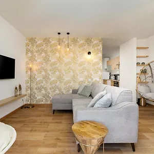 Charming W/ Pool & Balcony In By Lovelystay Apartamento